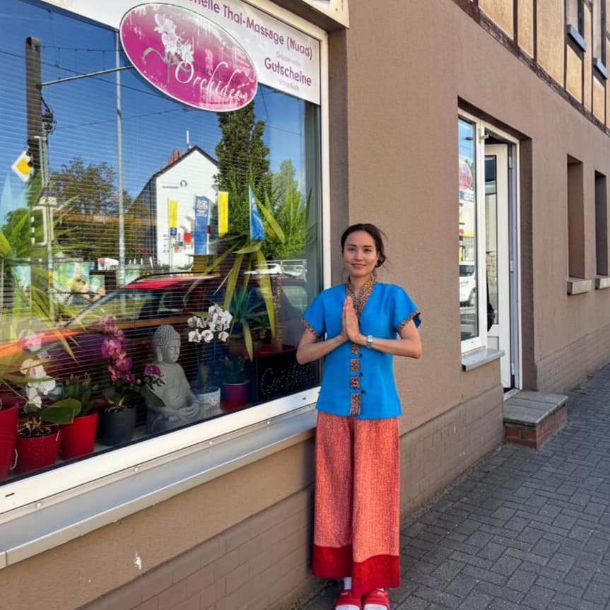 Inhaberin Suphap Kramer vor dem Geschäft