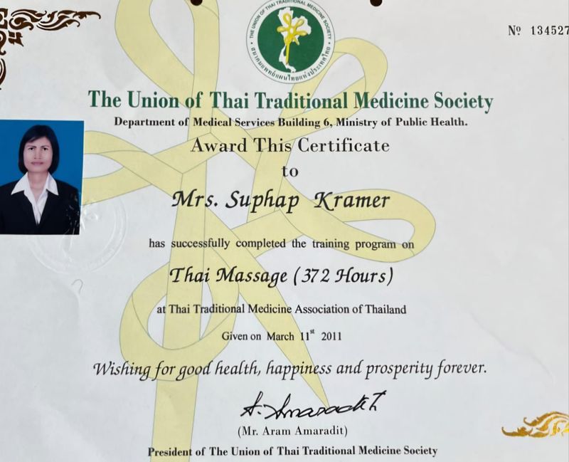 Zertifikat der Union of Thai Traditional Medicine Society über 372 Stunden Ausbildung in traditioneller Thai-Massage für Suphap Kramer, ausgestellt am 11. März 2011
